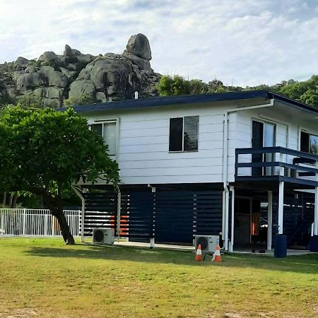 Golden Sands Beach House Villa Bowen Exterior photo